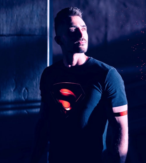 Мужчина в футболке с логотипом Супермен
